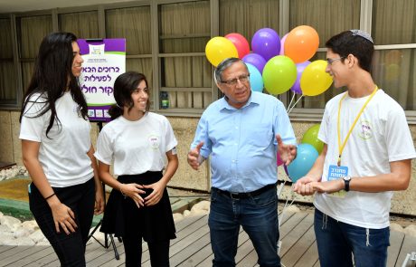 ראש העיר סייר עם בני נוער מתנדבים בבית החולים "שיבא"