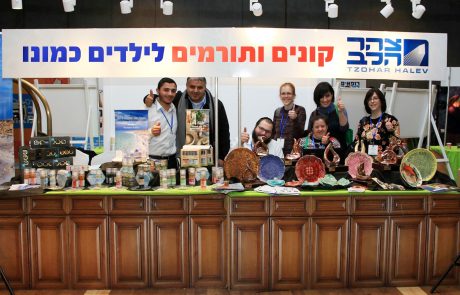 מרגש: ילדים עם צרכים מיוחדים מוכרים יצירות בקרמיקה